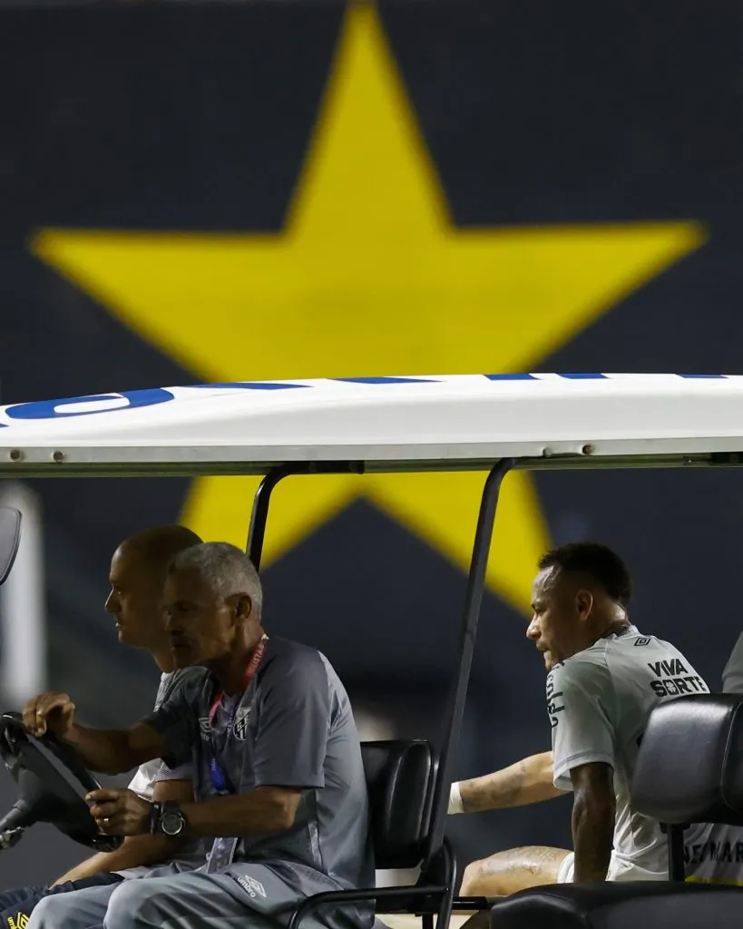 Neymar deixa campo em um carro médico após se machucar durante uma partida entre Santos e Atlético Mineiro – Foto: Miguel Schincariol/Getty Images