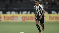 David Ricardo vem se destacando no Botafogo. Foto: Jorge Rodrigues/AGIF