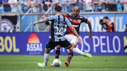Villasanti jogador do Grêmio disputa lance com Lucas Moura jogador do São Paulo - Foto: Maxi Franzoi/AGIF