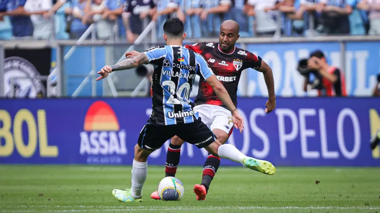 Villasanti jogador do Grêmio disputa lance com Lucas Moura jogador do São Paulo - Foto: Maxi Franzoi/AGIF