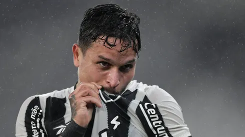 RJ - RIO DE JANEIRO - 11/05/2025 - BRASILEIRO A 2025, BOTAFOGO X INTERNACIONAL - Artur jogador do Botafogo comemora seu gol durante partida contra o Internacional no estadio Engenhao pelo campeonato Brasileiro A 2025. Foto: Thiago Ribeiro/AGIF