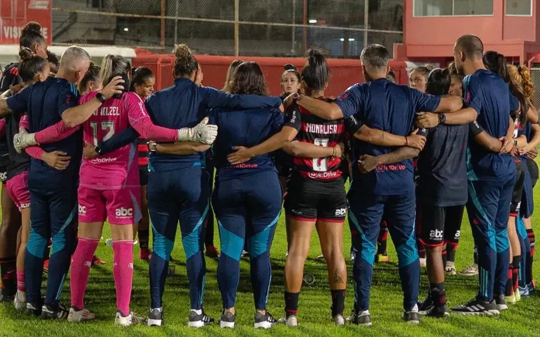 Rosana Augusto, durante aquecimento das Meninas da Gávea para o clássico FlaFlu. Foto: Divulgação/Flamengo