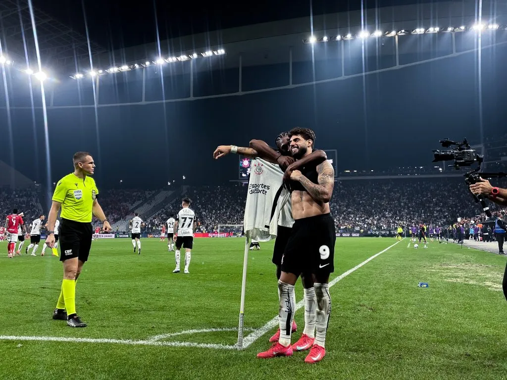 Yuri Alberto jogador do Corinthians comemora seu gol durante partida contra o Internacional – Foto: Ettore Chiereguini/AGIF