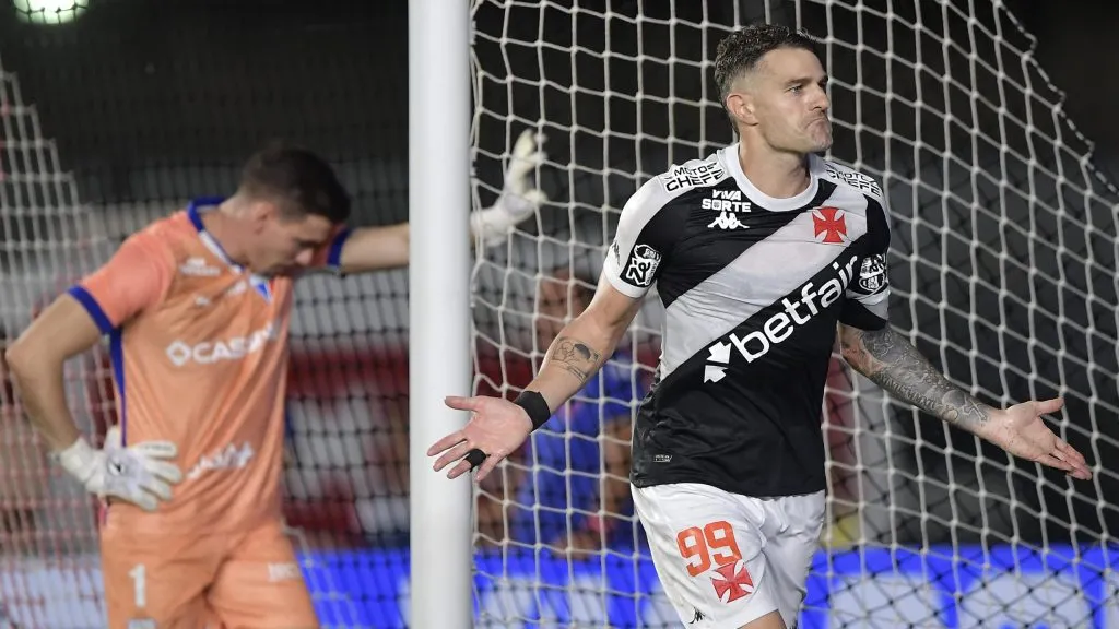 Vegetti jogador do Vasco comemora seu gol durante partida contra o Fortaleza no estadio Sao Januario pelo campeonato Brasileiro A 2025. Foto: Thiago Ribeiro/AGIF