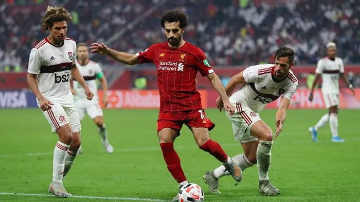 Salah, do Liverpool FC, disputa bola com rivais do Flamengo durante a final da Copa do Mundo de Clubes da FIFA 2019 ,no Education City Stadium em Doha, Qatar.