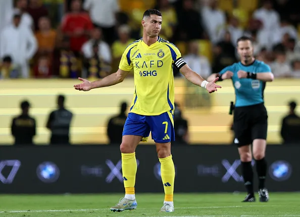 Cristiano Ronaldo, jogador do Al Nassr lamenta eliminação da equipe no torneio. Foto: Yasser Bakhsh/Getty Images