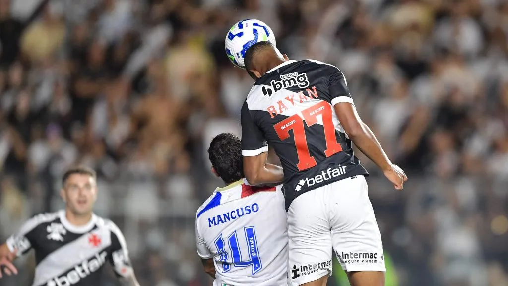 Rayan em disputa pelo alto no duelo diante do Fortaleza. Foto: Thiago Ribeiro/AGIF.