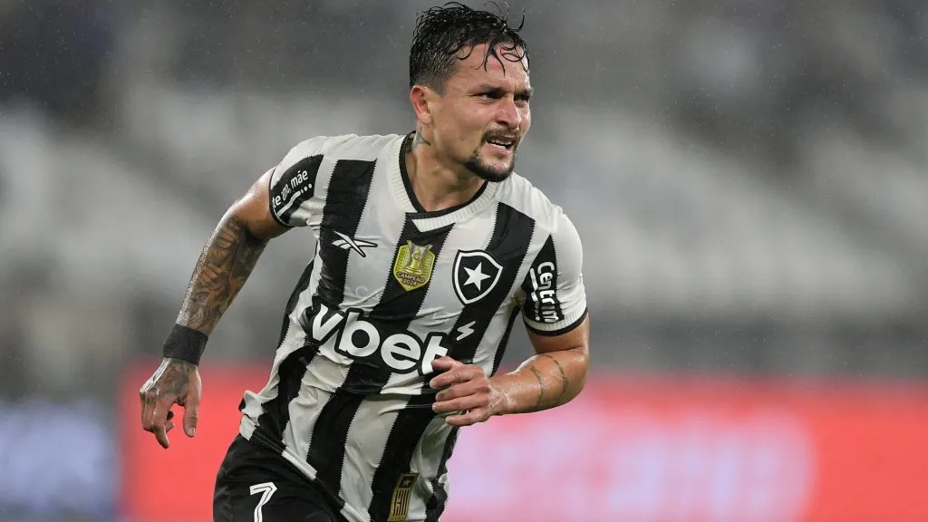 Destaque do Botafogo, Artur está fora da partida contra o Flamengo – Foto: Thiago Ribeiro/AGIF