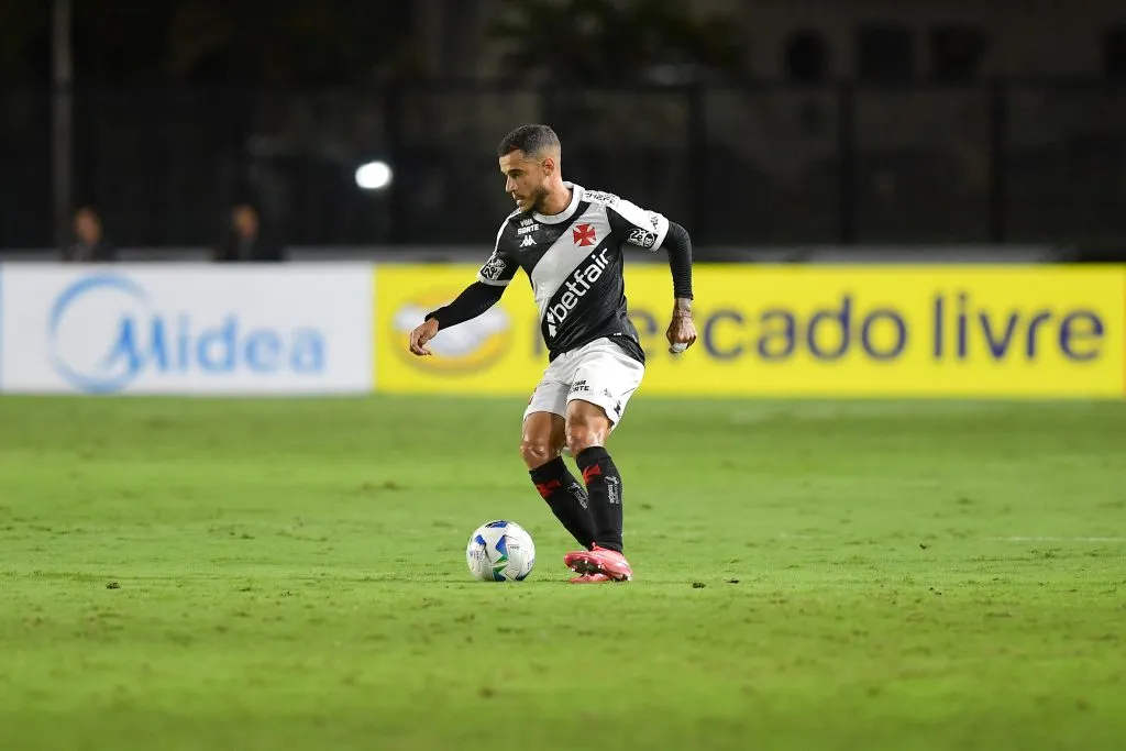 Coutinho quer ficar no Vasco - Foto: Thiago Ribeiro/AGIF.
