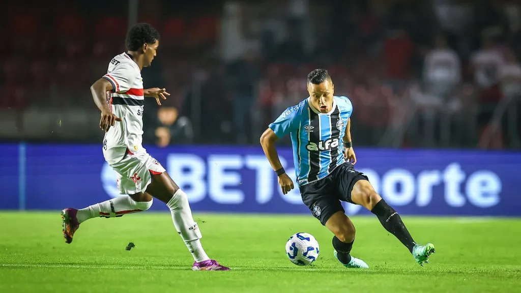Marlon em ação contra o São Paulo. Foto: Lucas Uebel/Grêmio.