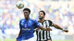 MG - BELO HORIZONTE - 09/02/2025 - MINEIRO 2025, CRUZEIRO X ATLETICO-MG - Jonathan jogador do Cruzeiro disputa lance com Hulk jogador do Atletico-MG durante partida no estadio Mineirao pelo campeonato Mineiro 2025. Foto: Gilson Lobo/AGIF