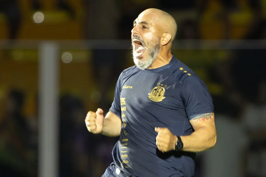 SP – MIRASSOL – 10/05/2025 – BRASILEIRO A 2025, MIRASSOL X CORINTHIANS -RAFAEL GUANAES tecnico do Mirassol durante partida contra o Corinthians no estadio Jose Maria de Campos Maia pelo campeonato Brasileiro A 2025. Foto: Joisel Amaral/AGIF