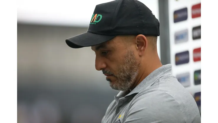 Rafael Guanaes técnico do Operário antes da partida contra o Santos no estádio Vila Belmiro pelo campeonato Brasileiro B 2024. Foto: Reinaldo Campos/AGIF