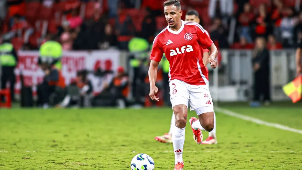 Destaque do Internacional, Fernando está fora da partida contra o Mirassol – Foto: Maxi Franzoi/AGIF