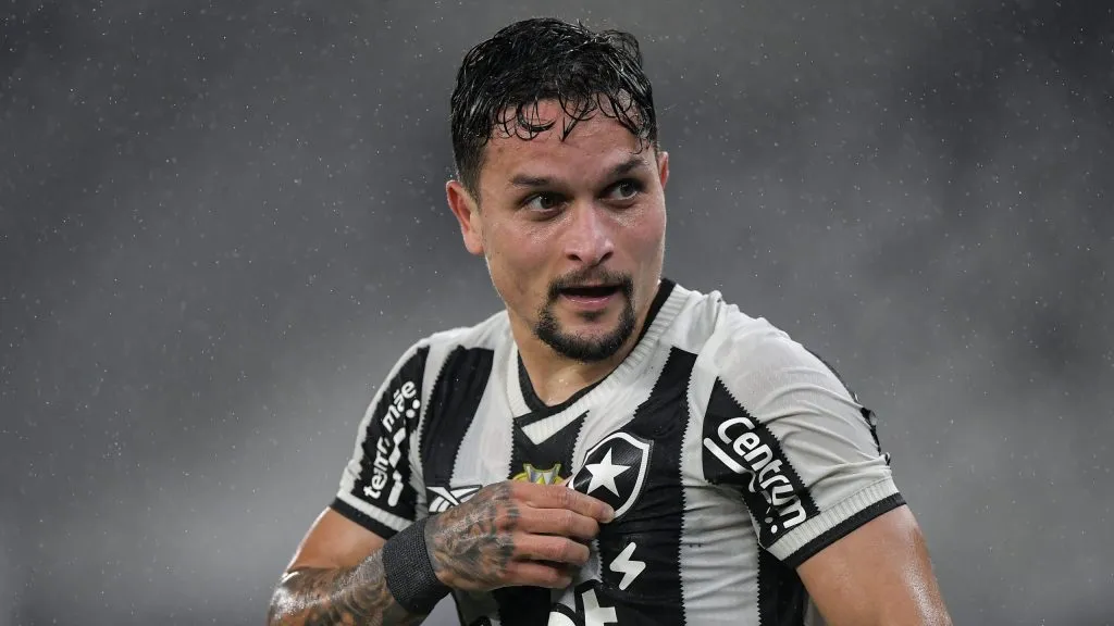Artur jogador do Botafogo comemora seu gol durante partida contra o Internacional no estádio Engenhão pelo campeonato Brasileiro A 2025. Foto: Thiago Ribeiro/AGIF