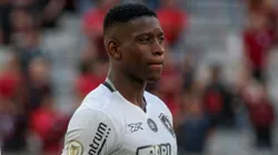 Luiz Henrique jogador do Botafogo durante execução do hino nacional antes da partida contra o Athletico-PR no estádio Arena da Baixada pelo campeonato Brasileiro A 2024.