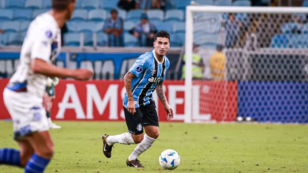 Dodi é um dos principais nomes do meio-campo do Grêmio – Foto: Maxi Franzoi/AGIF