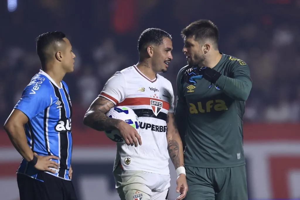 SP – SAO PAULO – 17/05/2025 – BRASILEIRO A 2025, SAO PAULO X GREMIO – Luciano jogador do Sao Paulo disputa lance com Tiago Volpi goleiro do Gremio durante partida no estadio Morumbi pelo campeonato Brasileiro A 2025. Foto: Marcello Zambrana/AGIF