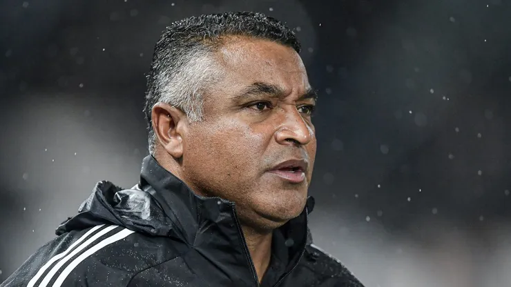 RJ - RIO DE JANEIRO - 11/05/2025 - BRASILEIRO A 2025, BOTAFOGO X INTERNACIONAL - Roger Machado tecnico do Internacional durante partida contra o Botafogo no estadio Engenhao pelo campeonato Brasileiro A 2025.