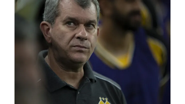 Cláudio Tencati, atuando como técnico do Criciúma durante partida contra o Fluminense no estádio Maracanã pelo campeonato Brasileiro A 2024. Foto: Jorge Rodrigues/AGIF