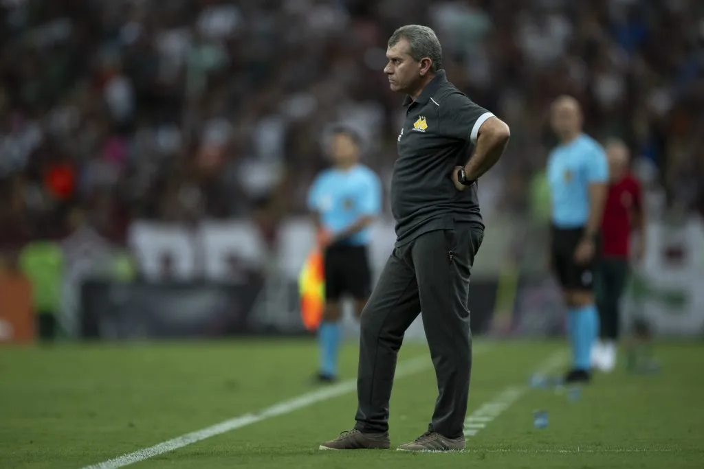 RJ – RIO DE JANEIRO – 26/11/2024 – BRASILEIRO A 2024, FLUMINENSE X CRICIUMA – Claudio Tencati, atuando como tecnico do Criciuma durante partida contra o Fluminense no estadio Maracana pelo campeonato Brasileiro A 2024. Foto: Jorge Rodrigues/AGIF