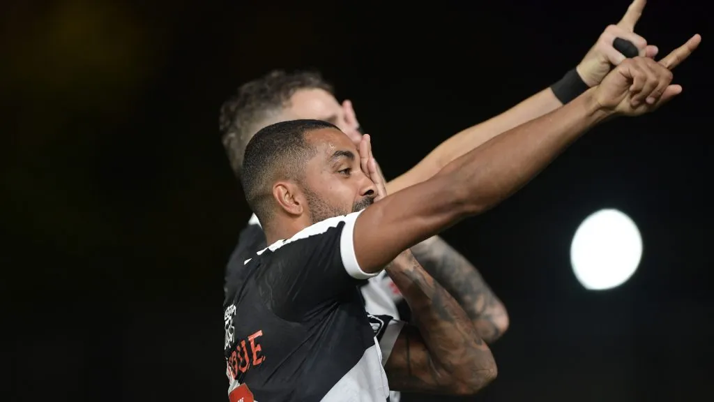 Paulo Henrique comemorando ao lado de Vegetti em Vasco x Fortaleza – Foto: Thiago Ribeiro/AGIF