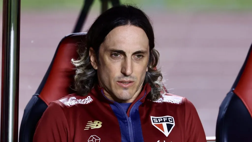 Luis Zubeldia técnico do São Paulo durante partida contra o Grêmio no estádio Morumbi pelo campeonato Brasileiro A 2025. Foto: Marcello Zambrana/AGIF
