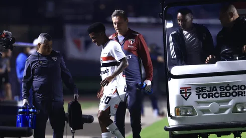Marcos Antônio jogador do São Paulo deixa o campo durante partida contra o Grêmio no estádio Morumbi pelo campeonato Brasileiro A 2025.
