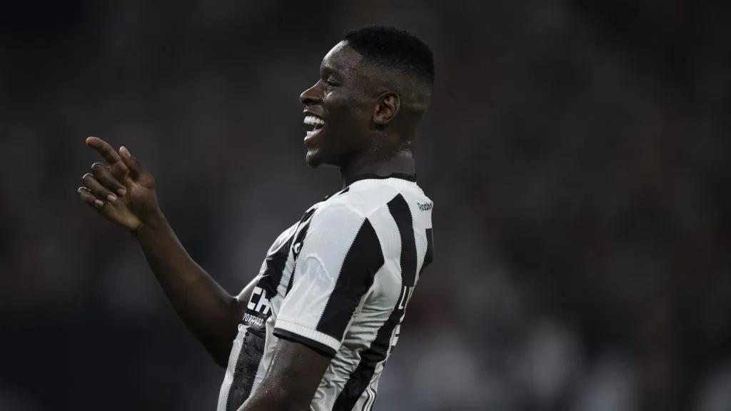 Luiz Henrique comemora um dos gols com a camisa do Glorioso. Foto: Jorge Rodrigues/AGIF.