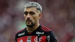 Meio-campista está fora do clássico