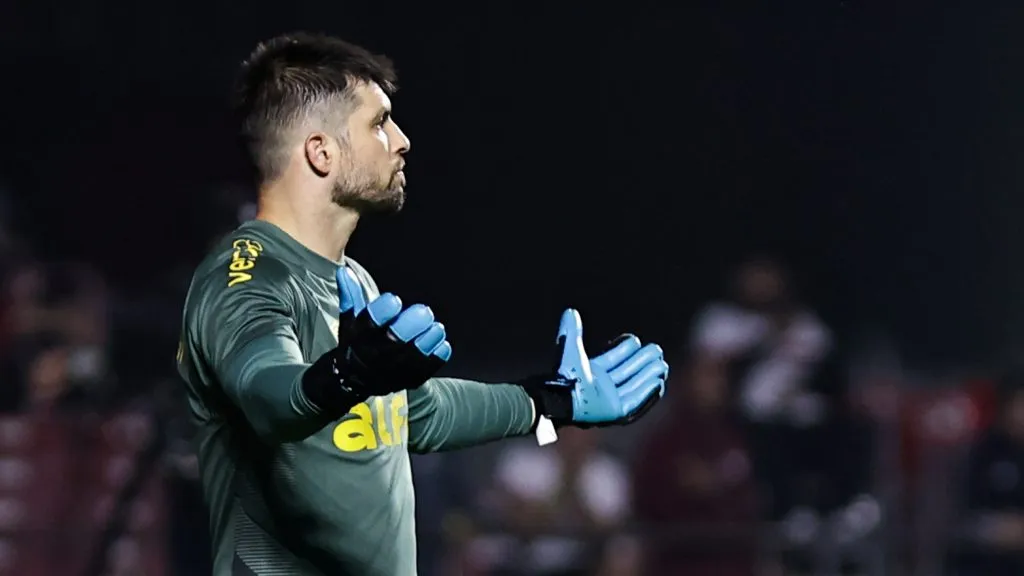 Tiago Volpi, goleiro do Grêmio, durante partida contra o São Paulo, pelo Brasileirão Betano. Foto: Fabio Giannelli/AGIF.