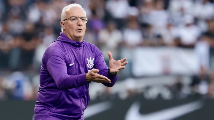 Dorival Jr durante o clássico