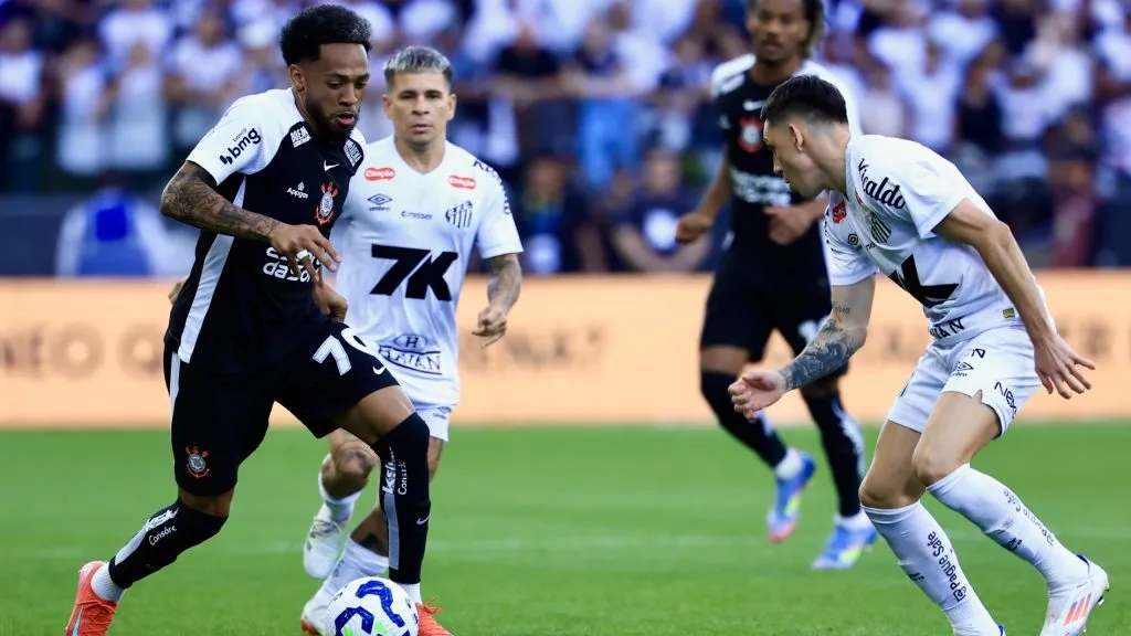 José Martínez jogador do Corinthians durante partida contra o Santos no estádio Arena Corinthians pelo campeonato Brasileiro A 2025. Foto: Marcello Zambrana/AGIF