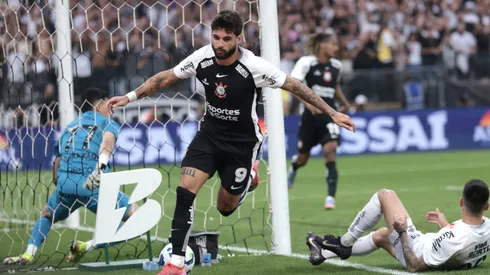 Yuri Alberto jogador do Corinthians comemora seu gol durante partida contra o Santos no estádio Arena Corinthians pelo campeonato Brasileiro A 2025.