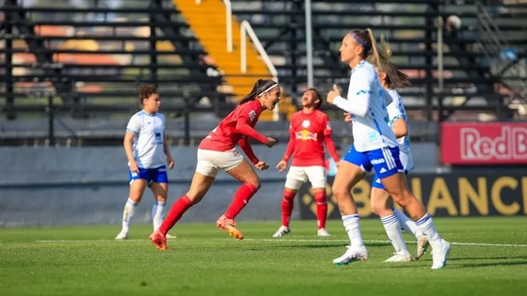Thayslane, destaque da equipe feminina do Bragantino está na entre as artilheiras que marcaram a história do clube