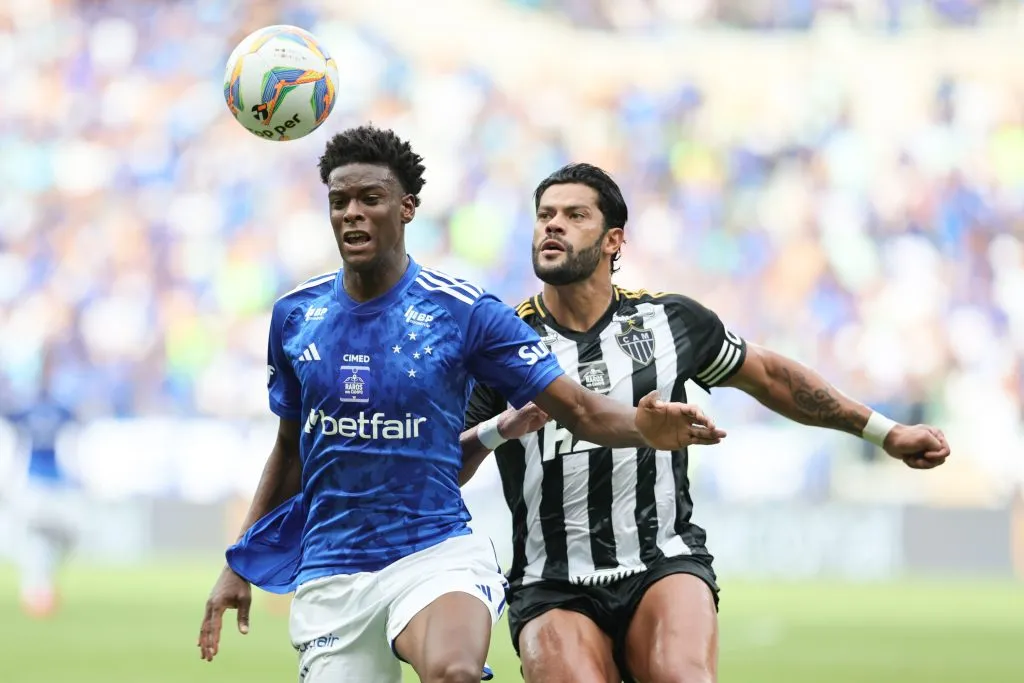 Jonathan jogador do Cruzeiro disputa lance com Hulk jogador do Atletico-MG – Foto: Gilson Lobo/AGIF