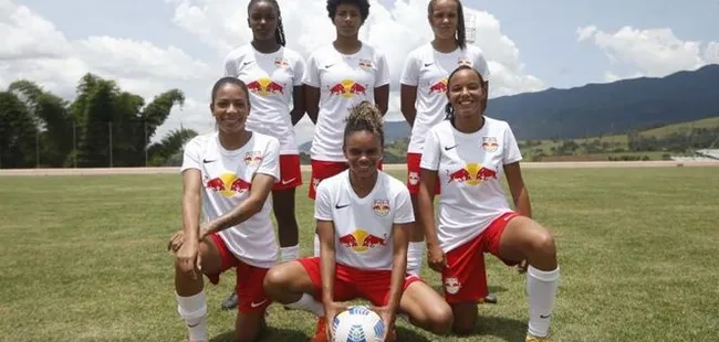 Letícia Monteiro, ex-Bragantino e as companheiras de equipe da temporada 2022 e que disputaram o Brasileirão A1. Foto: Reprodução/Bragantino