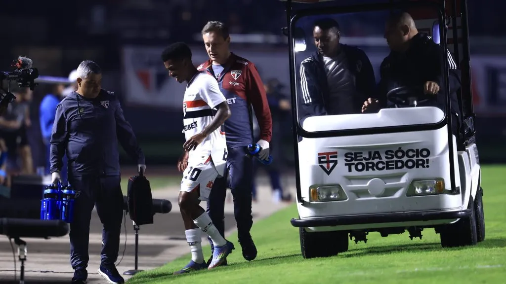 Marcos Antônio jogador do São Paulo deixa o campo durante partida contra o Grêmio no estádio Morumbi pelo campeonato Brasileiro A 2025. Foto: Marcello Zambrana/AGIF