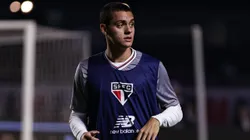 Lucca jogador do São Paulo durante aquecimento antes da partida contra o Grêmio no estádio Morumbi pelo campeonato Brasileiro A 2025.