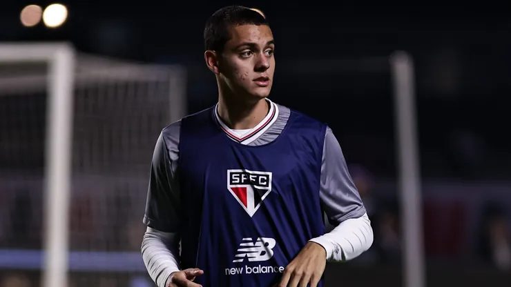 Lucca jogador do São Paulo durante aquecimento antes da partida contra o Grêmio no estádio Morumbi pelo campeonato Brasileiro A 2025.