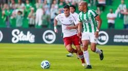 Jogador do Fluminense disputa lance com adversário do Juventude durante partida contra o Fluminense no estadio Alfredo Jaconi pelo campeonato Brasileiro A 2025.