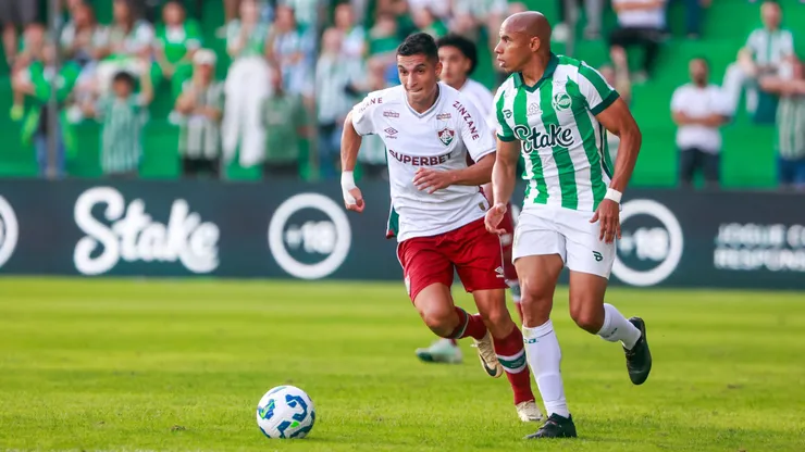 Jogador do Fluminense disputa lance com adversário do Juventude durante partida contra o Fluminense no estadio Alfredo Jaconi pelo campeonato Brasileiro A 2025.