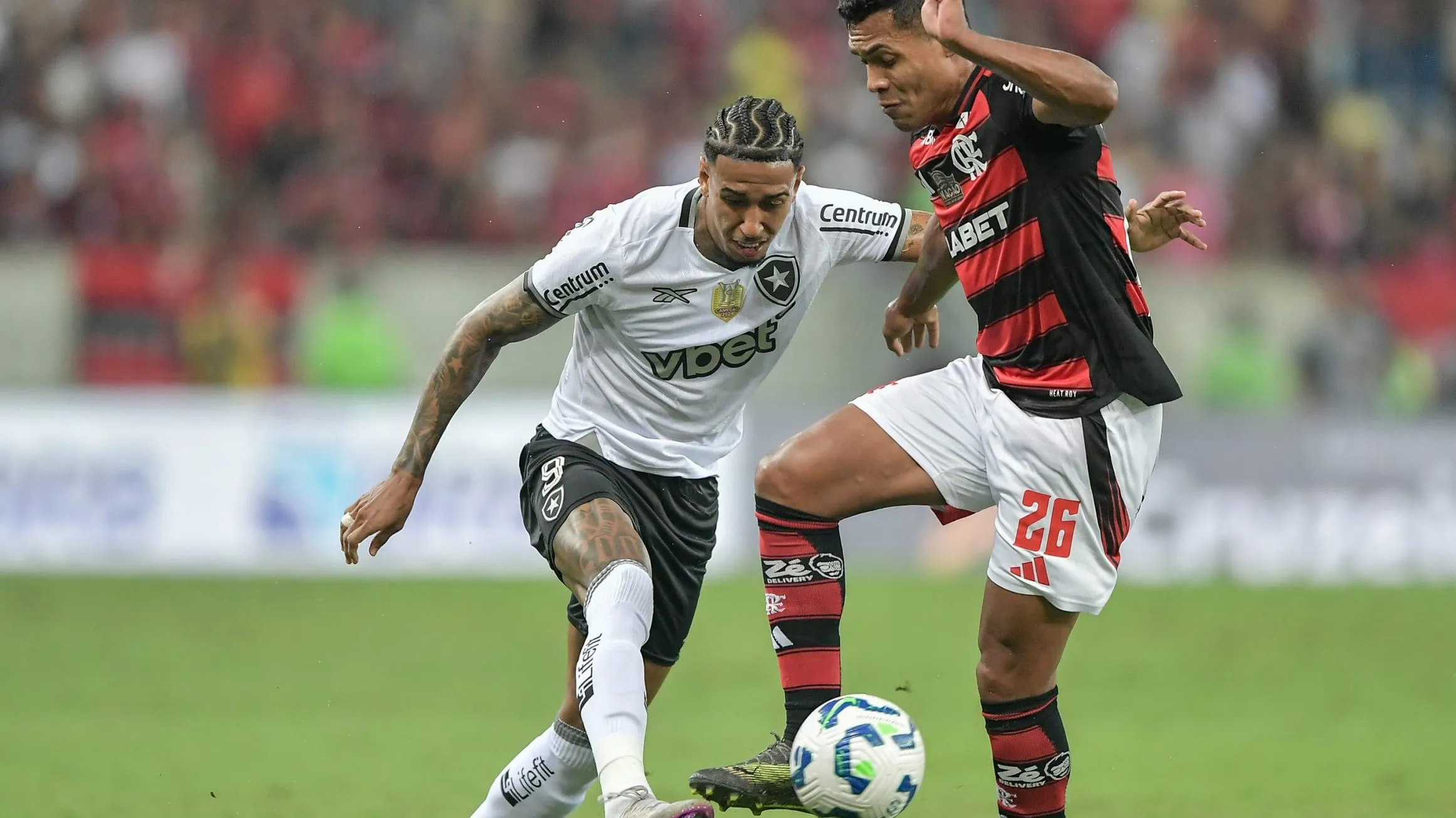 Alex Sandro jogador do Flamengo disputa lance com Rwan Cruz jogador do Botafogo – Foto: Thiago Ribeiro/AGIF