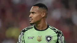 John, goleiro do Botafogo durante partida contra o Flamengo no estádio Maracanã pelo Campeonato Brasileiro