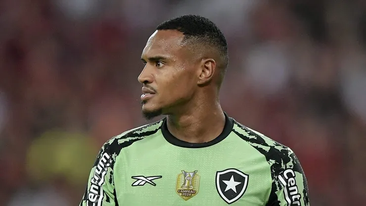 John, goleiro do Botafogo durante partida contra o Flamengo no estádio Maracanã pelo Campeonato Brasileiro