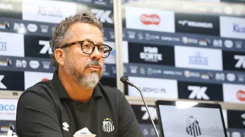 Cléber Xavier durante coletiva de imprensa