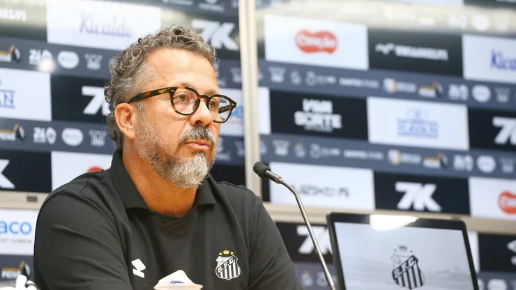 Cléber Xavier durante coletiva de imprensa