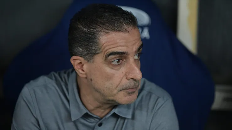 Renato Paiva, vira alvo da torcida do Botafogo após falta de reação nas mudanças diante do Flamengo