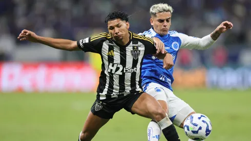 MG - BELO HORIZONTE - 18/05/2025 - BRASILEIRO A 2025, CRUZEIRO X ATLETICO-MG - Fagner jogador do Cruzeiro disputa lance com Rony jogador do Atletico-MG durante partida no estadio Mineirao pelo campeonato Brasileiro A 2025. Foto: Gilson Lobo/AGIF