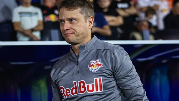 Fernando Seabra, técnico do Bragantino, durante partida contra o Palmeiras no estadio Cicero De Souza Marques pelo campeonato Brasileiro A 2025. Foto: Fabio Giannelli/AGIF